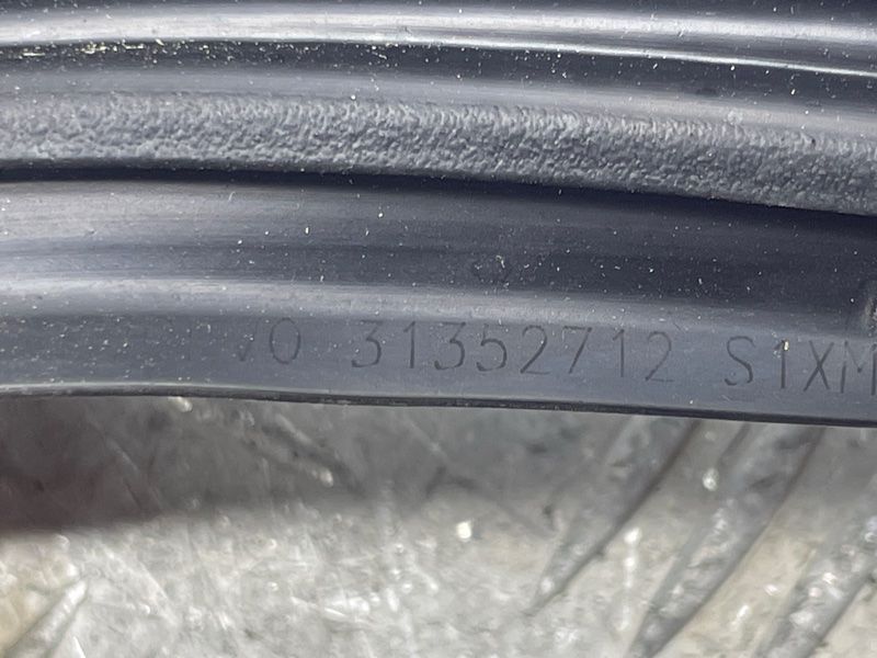 Ущільнювальна стрічка кришки багажника 31352712 Volvo XC90 Volvo XC90