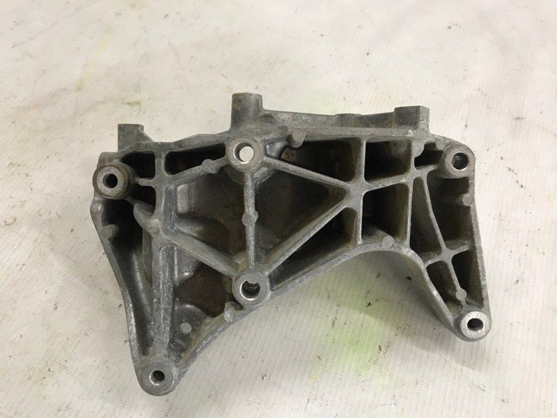 Кронштейн генератора 31430704 Volvo XC60
