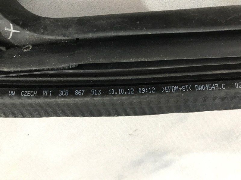 Уплотнитель двери 3C8867913 Volkswagen CC