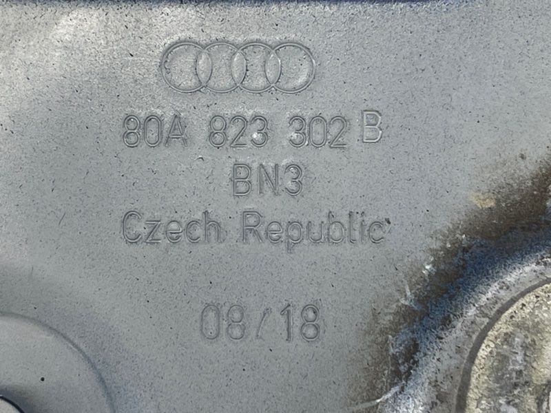 Петля капота 80A823302B Audi Q5