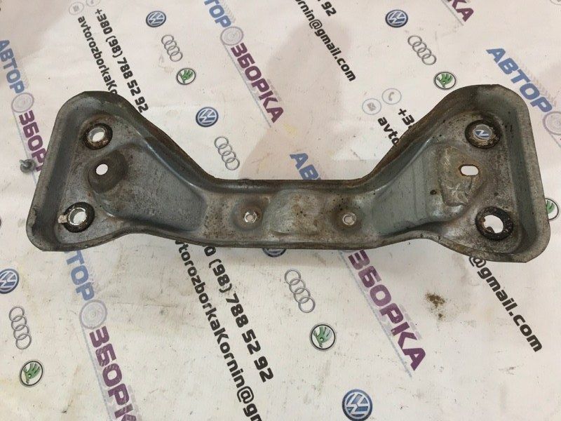 Кронштейн опора вала 30759174 Volvo XC60