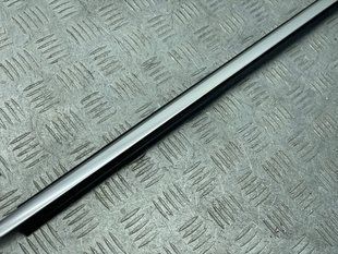 Молдинг / уплотнитель паза стекла (хром) 4M08532833Q7 Audi Q7