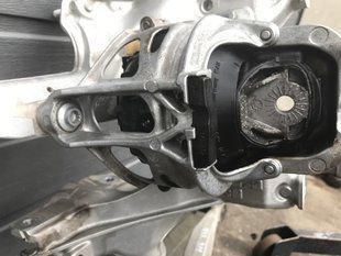 Опора / Подушка двигателя 4M0199372FE Audi Q7