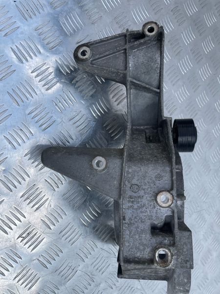 Кронштейн 022260087F Audi Q7