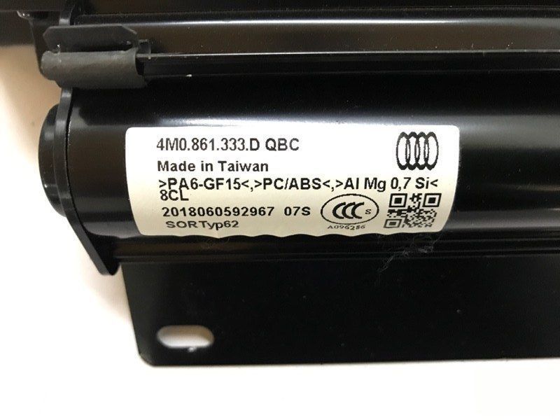 Шторка дверей сонцезахисна 4M0861333DQBC Audi Q7