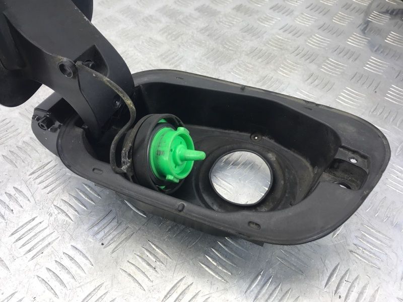 Корпус лючка кришки паливного бака в зборі 7P6809857A Volkswagen Touareg