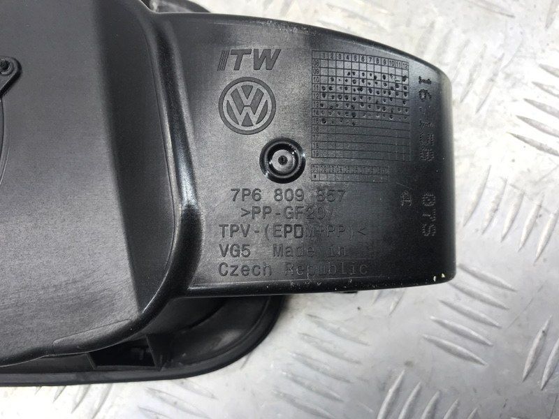Корпус лючка кришки паливного бака в зборі 7P6809857A Volkswagen Touareg
