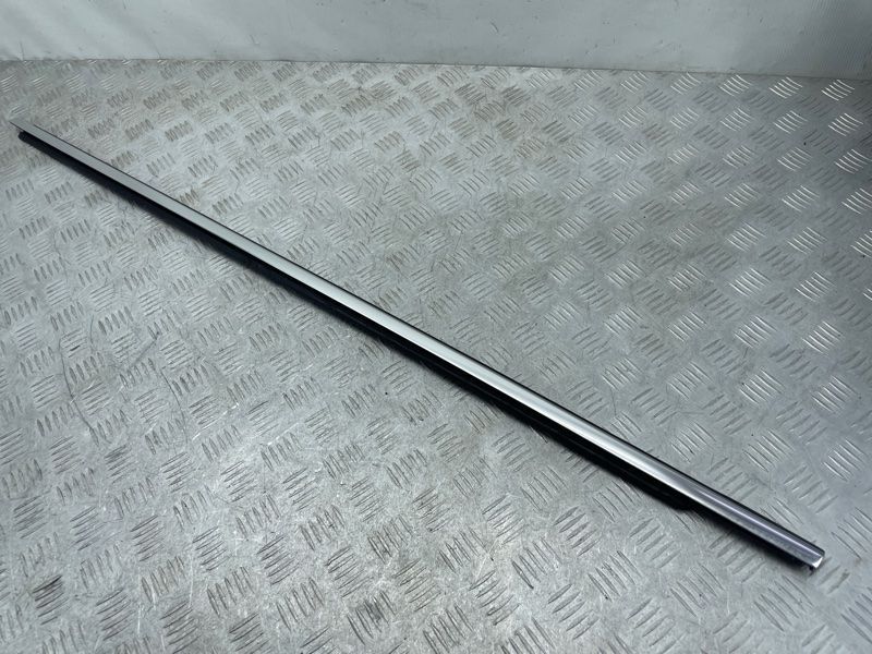 Молдинг / уплотнитель паза стекла (хром) 4M08532833Q7 Audi Q7