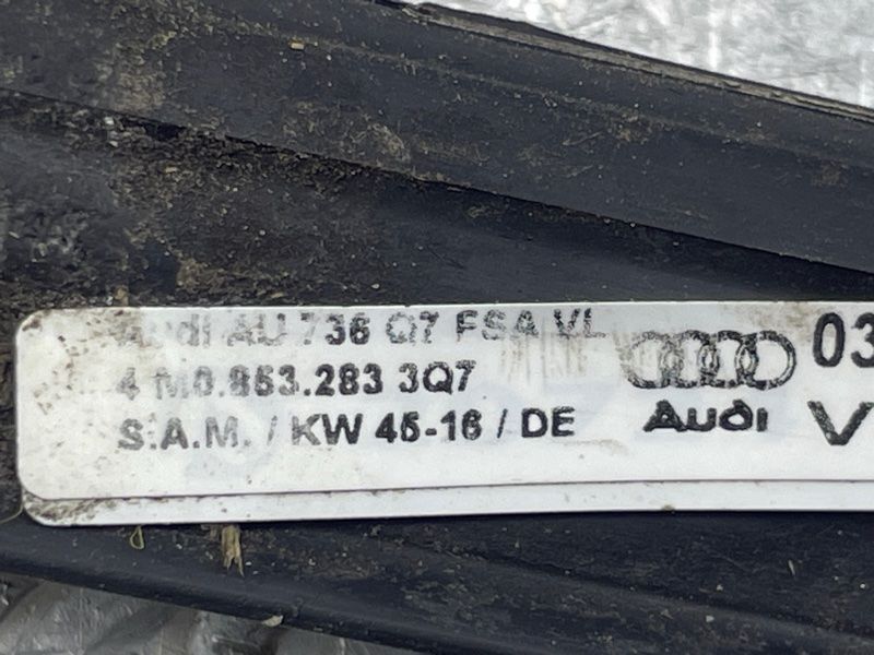 Молдинг / уплотнитель паза стекла (хром) 4M08532833Q7 Audi Q7