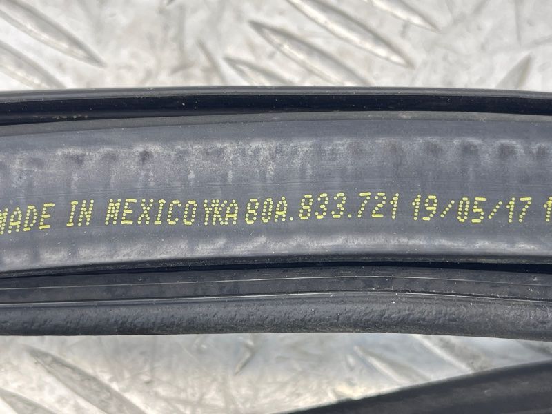 Уплотнитель двери 80A833721A Audi Q5