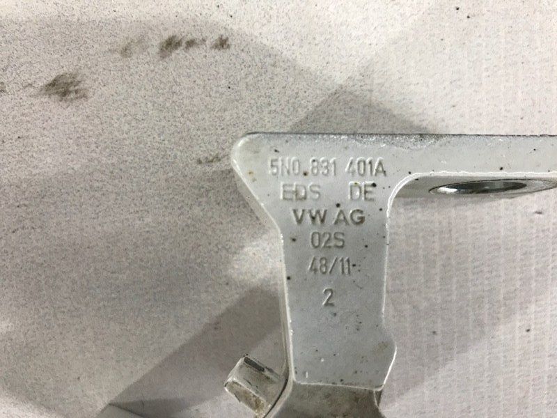 Петля дверей 5N0831401A Volkswagen Tiguan