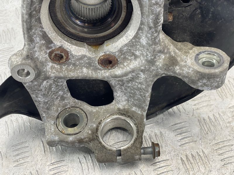 Поворотний кулак / цапфа з підшипником 4G0407241C Audi A7