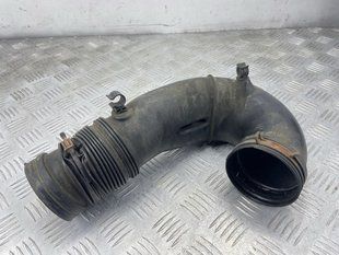Патрубок воздушный 7P6129684B Volkswagen Touareg