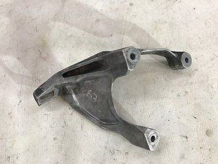 Кронштейн Коробки АКПП / Траверса / Опора 4M0399403F Audi Q7
