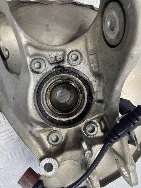 Поворотний кулак / цапфа з підшипником 8R0505435C Audi Q5