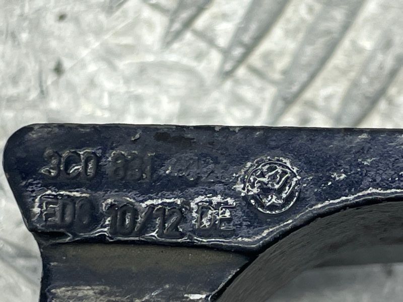 Петля двери верхняя 3C0831402D Volkswagen CC