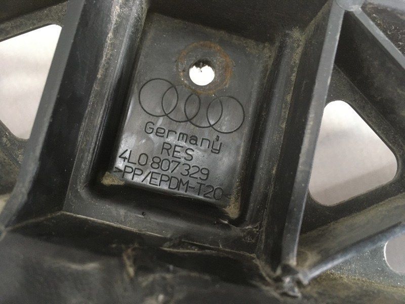 Кронштейн заднього бампера 4L0807329 Audi Q7