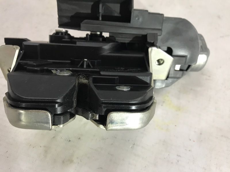 Замок кришки багажника 7P0827505J Volkswagen Touareg