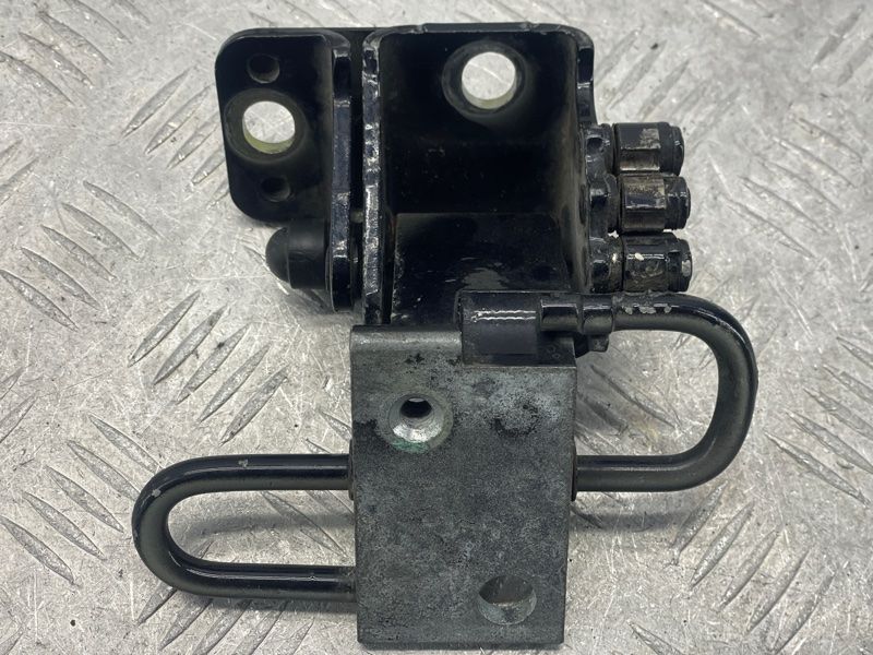 Петля дверей нижня 3C8831412B Volkswagen CC