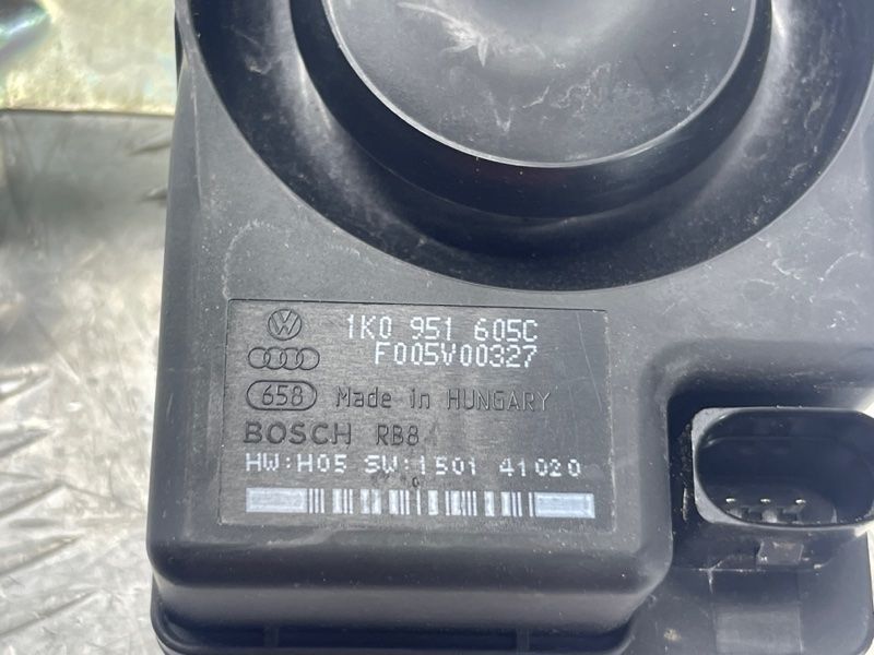 Сирена системи антивикрадення 1K0951605C Audi Q5 Audi A3, Audi A4, Audi A4 Allroad, Audi A5, Audi A6, Audi A7, Audi A8, Audi Q3, Audi Q5, Audi Q7, Audi R8, Audi RS5, Audi RS7, Audi S4, Audi S5, Audi S6, Audi S7, Audi S8, Audi SQ5, Audi TT, Audi TT RS, Audi TTS, Porsche 718 Spyder, Porsche 911, Porsche Cayenne, Porsche Macan, Porsche Panamera, Volkswagen Beetle, Volkswagen CC, Volkswagen Eos, Volkswagen Golf, Volkswagen Golf R, Volkswagen GTI, Volkswagen Jetta, Volkswagen Tiguan, Volkswagen Touareg