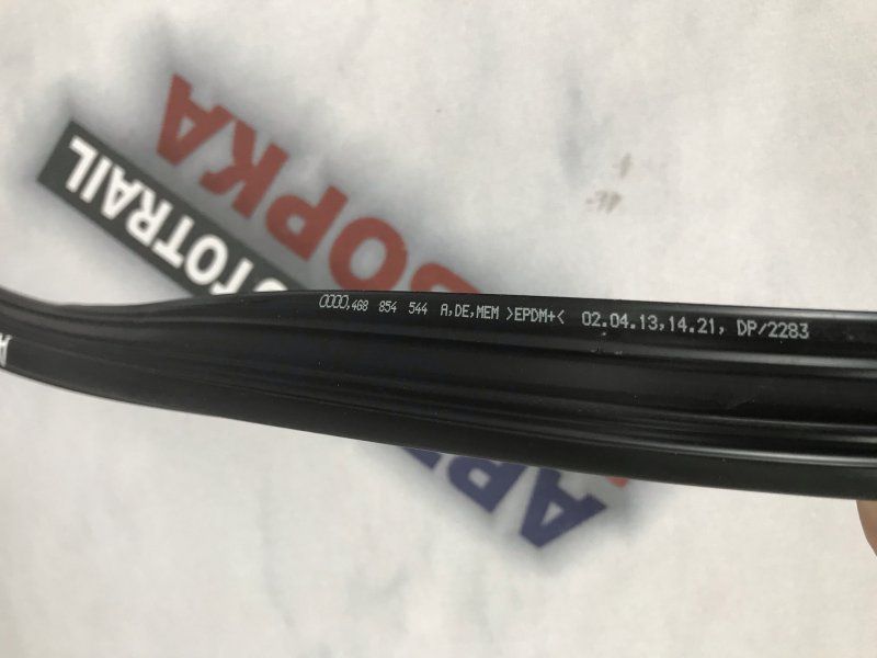 Уплотнитель рамы крыши 4G8854544 Audi A7