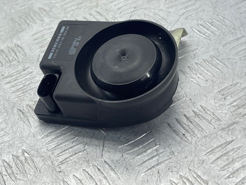 Сирена системи антивикрадення 1K0951605C Audi Q5 Audi A3, Audi A4, Audi A4 Allroad, Audi A5, Audi A6, Audi A7, Audi A8, Audi Q3, Audi Q5, Audi Q7, Audi R8, Audi RS5, Audi RS7, Audi S4, Audi S5, Audi S6, Audi S7, Audi S8, Audi SQ5, Audi TT, Audi TT RS, Audi TTS, Porsche 718 Spyder, Porsche 911, Porsche Cayenne, Porsche Macan, Porsche Panamera, Volkswagen Beetle, Volkswagen CC, Volkswagen Eos, Volkswagen Golf, Volkswagen Golf R, Volkswagen GTI, Volkswagen Jetta, Volkswagen Tiguan, Volkswagen Touareg