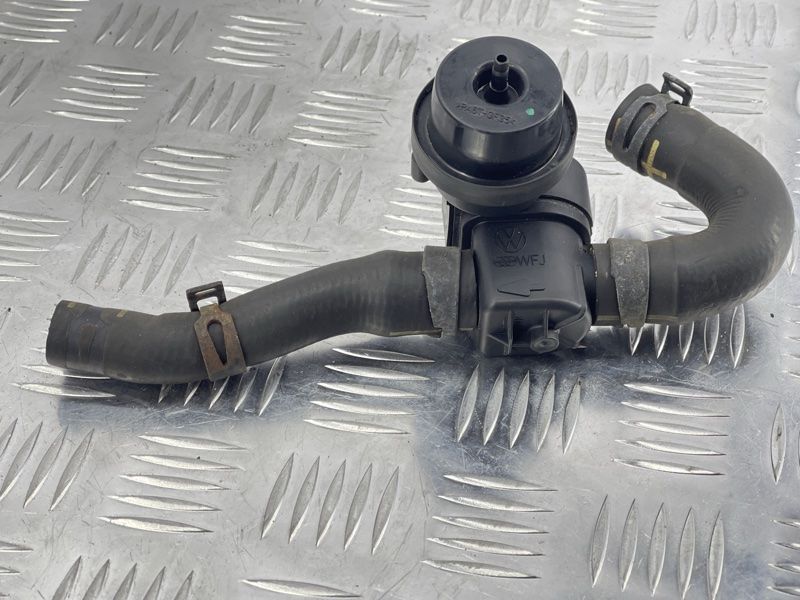 Шланг ОЖ с клапаном 7P0122049B Volkswagen Touareg