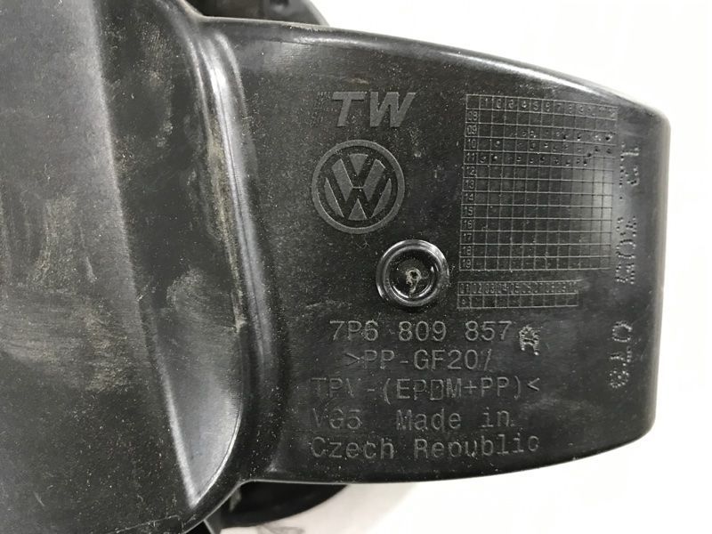 Корпус лючка кришки паливного бака в зборі 7P6809857A Volkswagen Touareg