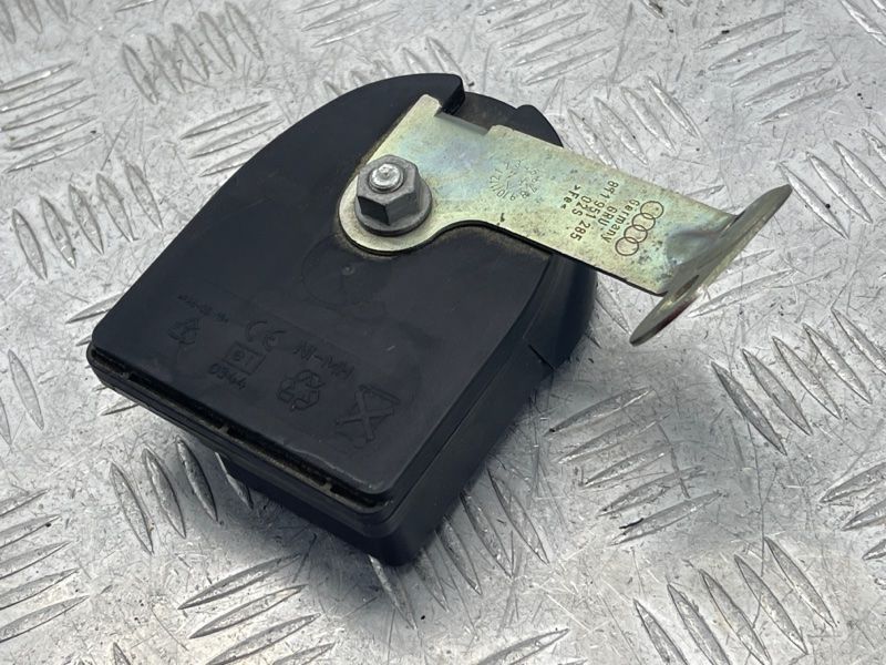Сирена системи антивикрадення 1K0951605C Audi Q5 Audi A3, Audi A4, Audi A4 Allroad, Audi A5, Audi A6, Audi A7, Audi A8, Audi Q3, Audi Q5, Audi Q7, Audi R8, Audi RS5, Audi RS7, Audi S4, Audi S5, Audi S6, Audi S7, Audi S8, Audi SQ5, Audi TT, Audi TT RS, Audi TTS, Porsche 718 Spyder, Porsche 911, Porsche Cayenne, Porsche Macan, Porsche Panamera, Volkswagen Beetle, Volkswagen CC, Volkswagen Eos, Volkswagen Golf, Volkswagen Golf R, Volkswagen GTI, Volkswagen Jetta, Volkswagen Tiguan, Volkswagen Touareg