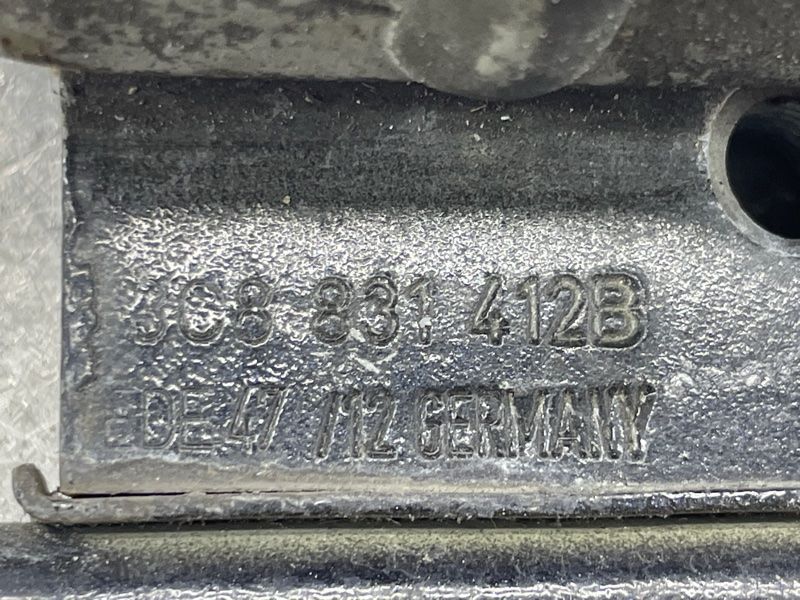 Петля дверей нижня 3C8831412B Volkswagen CC