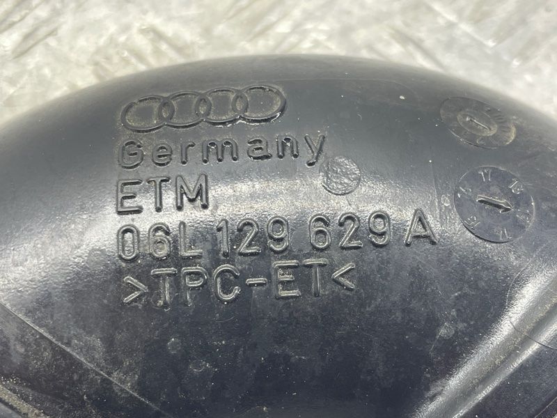 Патрубок воздушного фильтра 06L129629A Audi A4
