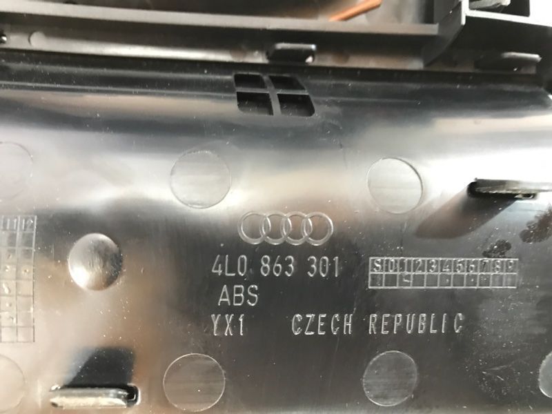 Накладка центральної консолі 4L0864261E1B4 Audi Q7