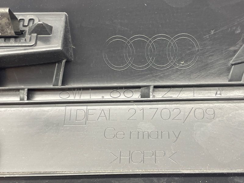 Облицювання стійки 8W1867271A Audi A4