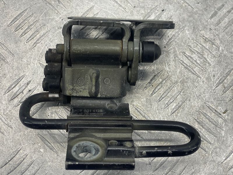 Петля дверей нижня 3C8831412B Volkswagen CC