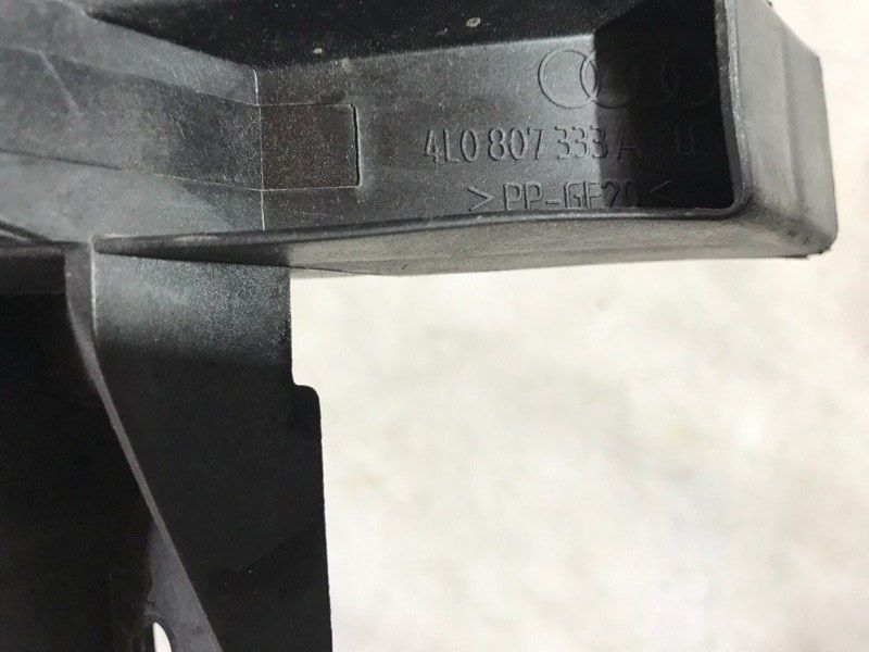 Кронштейн переднего бампера 4L0807333A Audi Q7