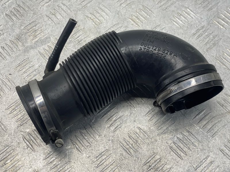 Патрубок воздушного фильтра 06L129629A Audi A4