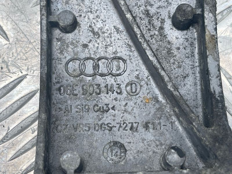 Кронштейн генератора 06E903143D Audi Q5