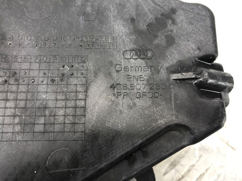 Направляюча переднього бампера 4G8807283C Audi A7