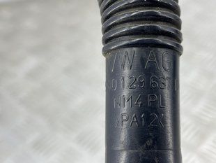 Патрубок 5N0129637D Volkswagen Tiguan