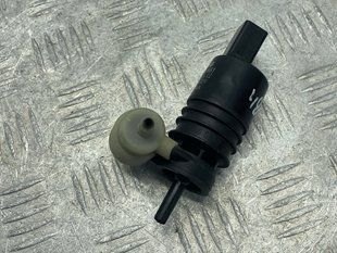 Насос омивача скла 1K6955651 Audi Touareg Audi A3, Audi A3 e-tron, Audi A4, Audi A4 Allroad, Audi A6, Audi A6 Allroad, Audi A7, Audi A8, Audi e-tron, Audi e-tron GT, Audi e-tron S, Audi Q3, Audi Q4 e-tron, Audi Q5, Audi Q7, Audi Q8, Audi Q8 e-tron, Audi RS3, Audi RS6 Avant, Audi RS7, Audi RS e-tron GT, Audi RS Q8, Audi S3, Audi S4, Audi S6, Audi S7, Audi S8, Audi SQ5, Audi SQ7, Audi SQ8, Audi SQ8 e-tron, Volkswagen Atlas, Volkswagen Atlas Cross Sport, Volkswagen e-Golf, Volkswagen Golf, Volkswagen Golf Alltrack, Volkswagen Golf R, Volkswagen Golf SportWagen, Volkswagen GTI, Volkswagen ID.4, Volkswagen Jetta, Volkswagen Passat, Volkswagen R32, Volkswagen Rabbit, Volkswagen Taos, Volkswagen Tiguan, Volkswagen Tiguan Limited, Volkswagen Touareg