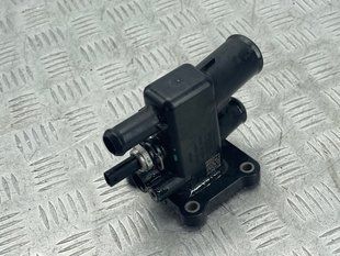 Штуцер системи охолодження K2GE8K556AB Ford Edge