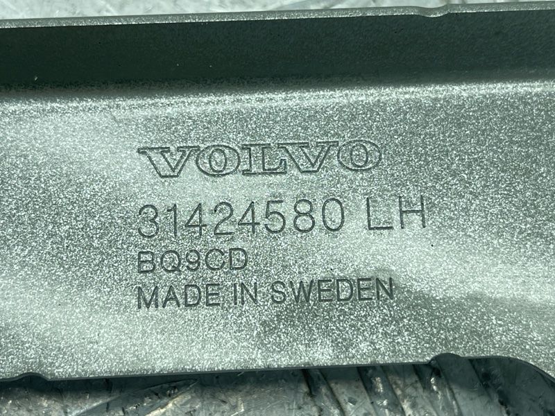 Кронштейн крыла Volvo XC60