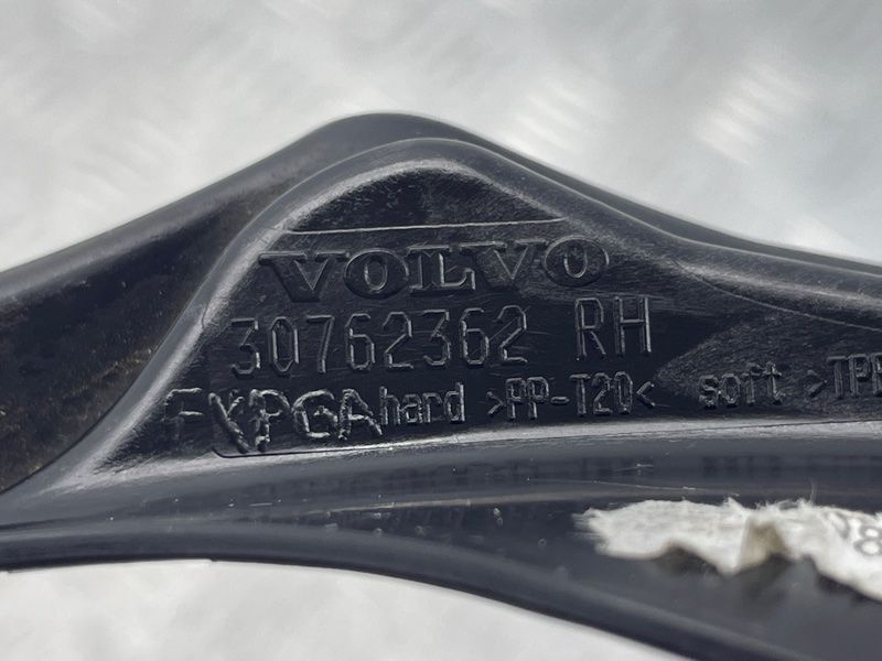 Уплотнитель двери 30762362 Volvo XC60