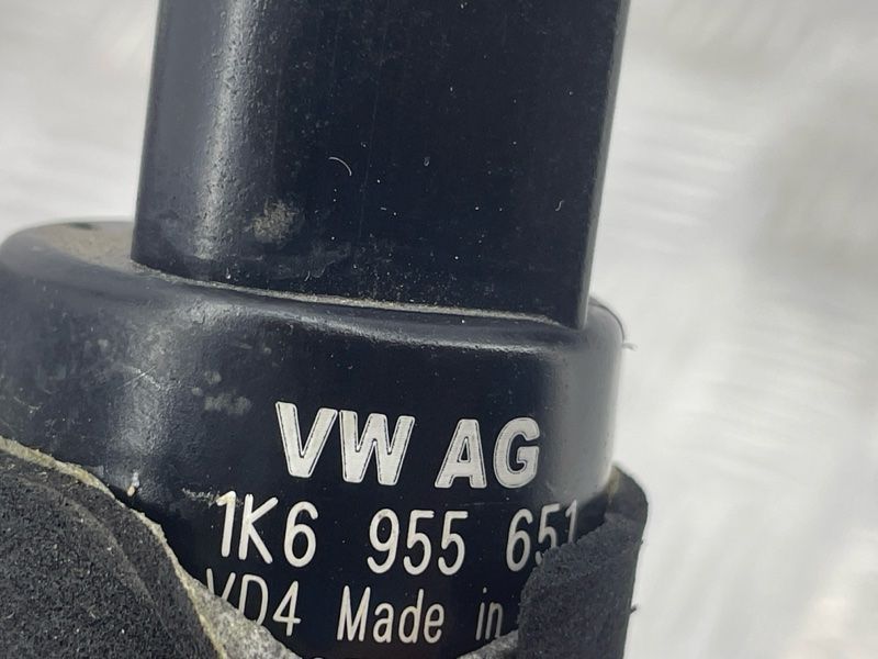 Насос омивача скла 1K6955651 Audi Q7 Audi A3, Audi A3 e-tron, Audi A4, Audi A4 Allroad, Audi A6, Audi A6 Allroad, Audi A7, Audi A8, Audi e-tron, Audi e-tron GT, Audi e-tron S, Audi Q3, Audi Q4 e-tron, Audi Q5, Audi Q7, Audi Q8, Audi Q8 e-tron, Audi RS3, Audi RS6 Avant, Audi RS7, Audi RS e-tron GT, Audi RS Q8, Audi S3, Audi S4, Audi S6, Audi S7, Audi S8, Audi SQ5, Audi SQ7, Audi SQ8, Audi SQ8 e-tron, Volkswagen Atlas, Volkswagen Atlas Cross Sport, Volkswagen e-Golf, Volkswagen Golf, Volkswagen Golf Alltrack, Volkswagen Golf R, Volkswagen Golf SportWagen, Volkswagen GTI, Volkswagen ID.4, Volkswagen Jetta, Volkswagen Passat, Volkswagen R32, Volkswagen Rabbit, Volkswagen Taos, Volkswagen Tiguan, Volkswagen Tiguan Limited, Volkswagen Touareg