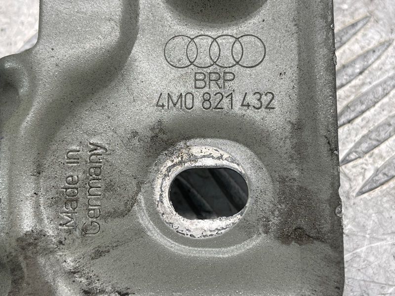 Кронштейн крила 4M0821432 Audi Q7