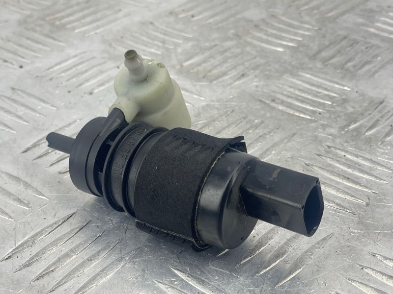 Насос омивача скла 1K6955651 Audi Q7 Audi A3, Audi A3 e-tron, Audi A4, Audi A4 Allroad, Audi A6, Audi A6 Allroad, Audi A7, Audi A8, Audi e-tron, Audi e-tron GT, Audi e-tron S, Audi Q3, Audi Q4 e-tron, Audi Q5, Audi Q7, Audi Q8, Audi Q8 e-tron, Audi RS3, Audi RS6 Avant, Audi RS7, Audi RS e-tron GT, Audi RS Q8, Audi S3, Audi S4, Audi S6, Audi S7, Audi S8, Audi SQ5, Audi SQ7, Audi SQ8, Audi SQ8 e-tron, Volkswagen Atlas, Volkswagen Atlas Cross Sport, Volkswagen e-Golf, Volkswagen Golf, Volkswagen Golf Alltrack, Volkswagen Golf R, Volkswagen Golf SportWagen, Volkswagen GTI, Volkswagen ID.4, Volkswagen Jetta, Volkswagen Passat, Volkswagen R32, Volkswagen Rabbit, Volkswagen Taos, Volkswagen Tiguan, Volkswagen Tiguan Limited, Volkswagen Touareg