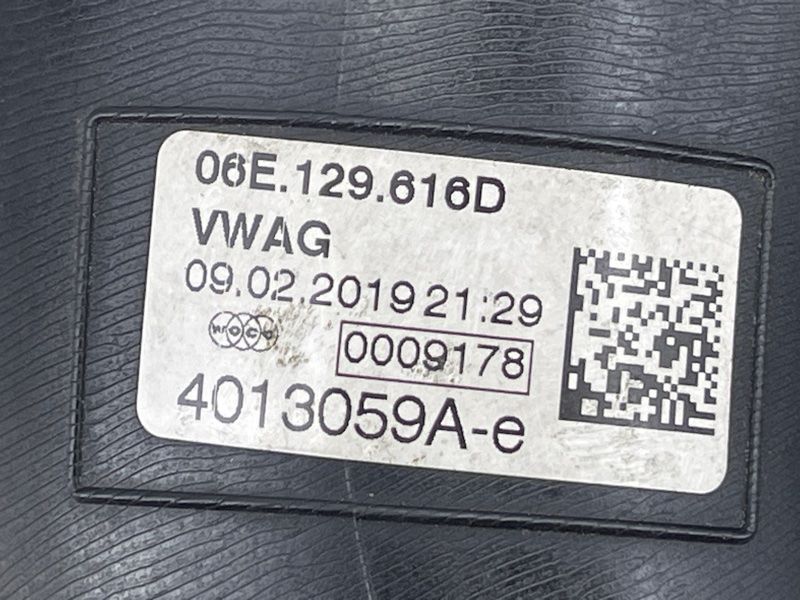 Патрубок воздушного фильтра 06E129616D Audi Q7