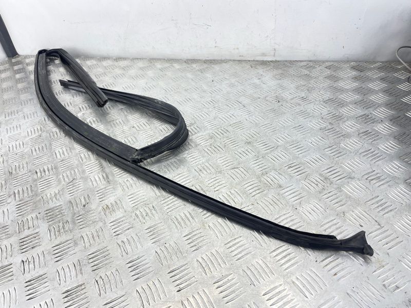 Направляюча скла дверей 4M0837432B Audi Q7