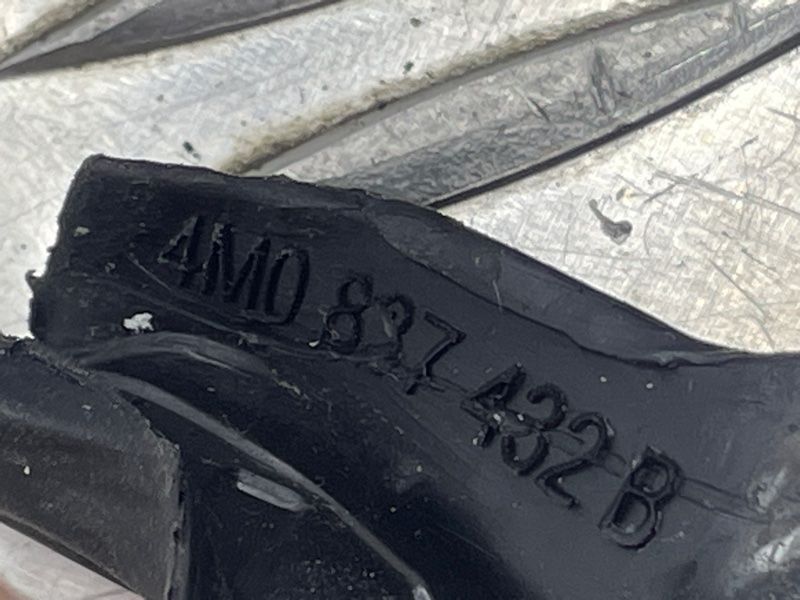 Направляюча скла дверей 4M0837432B Audi Q7