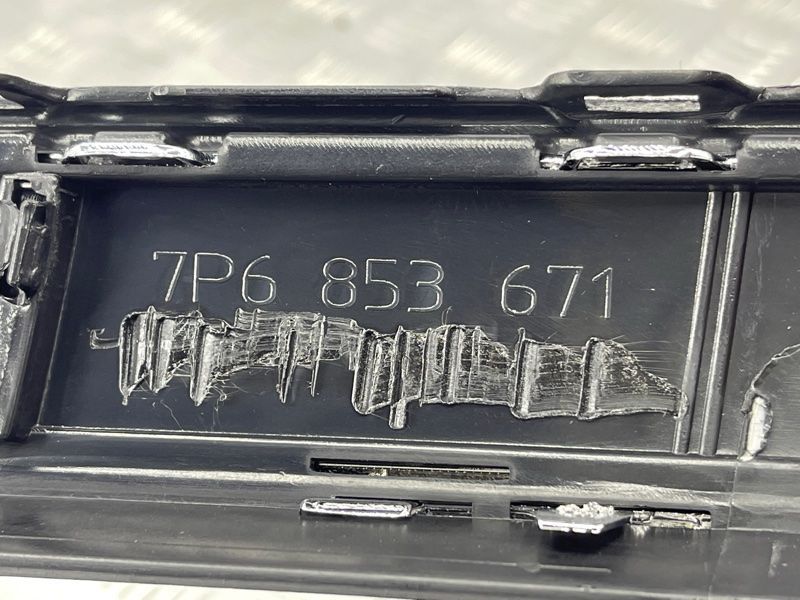 Решетка воздухозаборника бампера 7P6853671ERYP Volkswagen Touareg